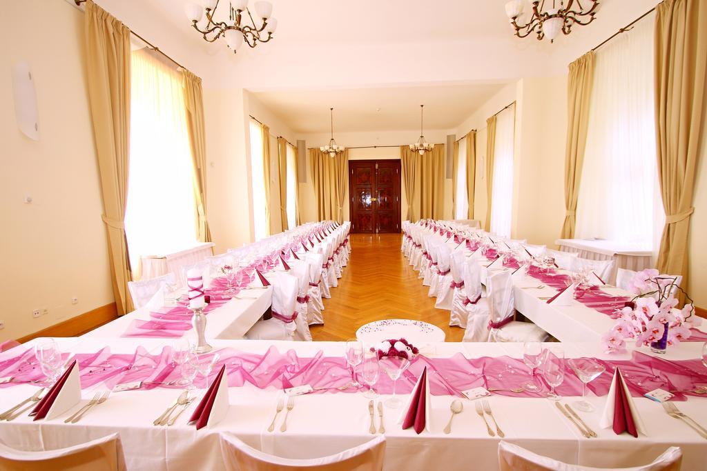Zamek Krtiny Hotel Exterior photo